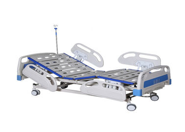 贅沢な看護の3つのクランクと曲がる電気入院患者のベッドのガードレール